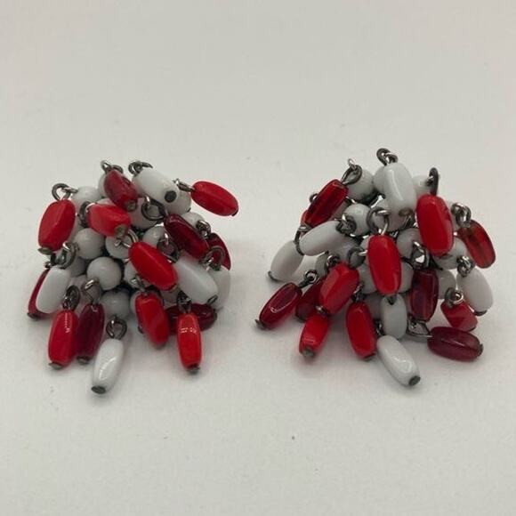 Vogue Vintage Dangle Lucite Beads Red and White Clip On Earrings 1960s 1970s - Picture 2 of 10